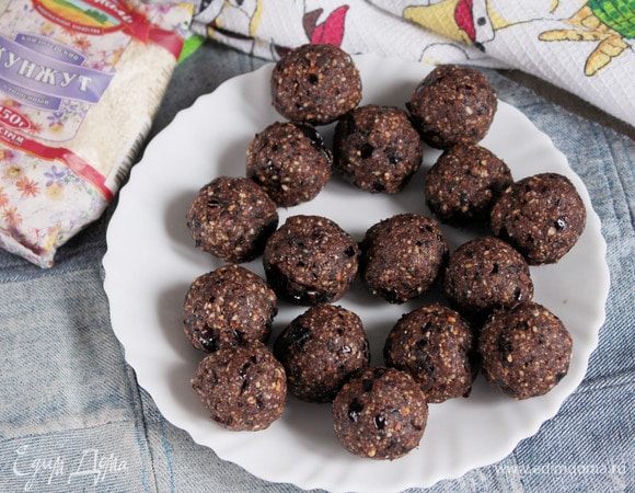 Из полученной массы сформировать шарики размером с грецкий орех и охладить в холодильнике.