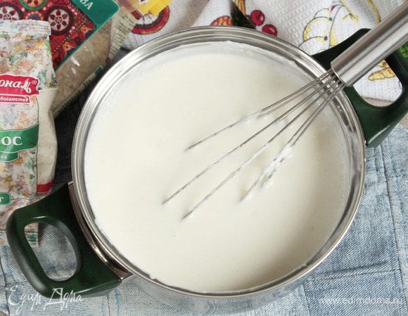 Сливки нежирные (1 л) смешать с сахарным песком (200 г), ванилином (1 г) и кокосовой стружкой (50 г). Довести до кипения. Всыпать подготовленную рисовую муку и варить до густоты крема. Убрать с плиты, сразу добавить подготовленный желатин (20 г, мой требует предварительного замачивания). Мешать до растворения желатина, затем добавить розовую воду (2 ст. л.). Остудить крем до комнатной температуры.