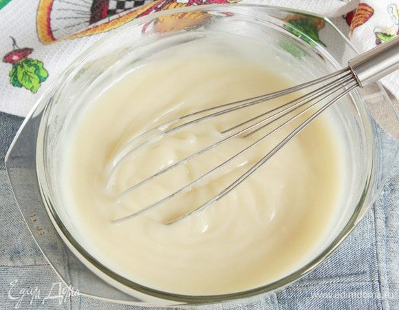 Для заварного крема смешать молоко (500 мл), сахарный песок (6 ст. л.), коньяк (2 ст. л.), ванилин (1/3 ч. л.), муку пшеничную (4 ст. л.) и крахмал кукурузный (2 ст. л.). Сварить крем удобным способом (на плите или в микроволновой печи) до консистенции густой сметаны. Готовый крем накрыть пленкой и остудить.