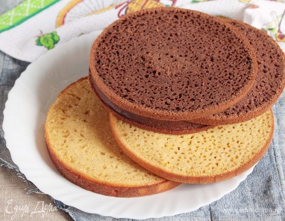 У коржей «Шафран» и «Ночка» выровнять поверхность. Корж «Шафран» разрезать на две равные части, а корж «Ночка» — на три части.