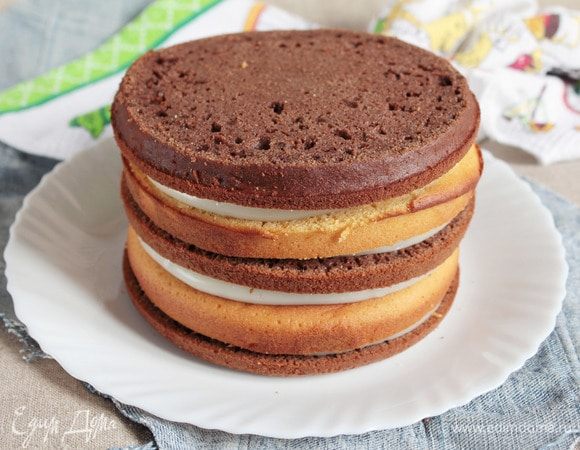 Сложить торт, чередуя коржи по цвету и используя весь заварной крем, как можно более равномерно для всех коржей, но не доходя до края около 1 см. Чтобы коржи не съехали, закрепите торт в кольцо, слегка придавите и можно сверху установить небольшой груз (300–400 г). Дать настояться минимум часа 2 в холодильнике.