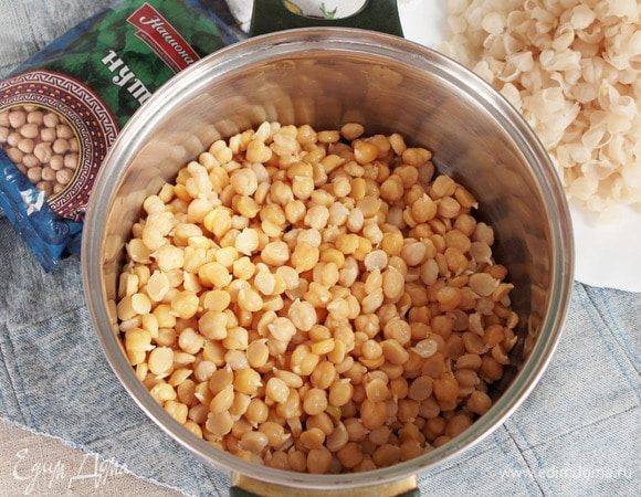 Ополоснуть, залить свежей водой, довести до кипения, проварить 10 минут. Слить полученный отвар, залить холодной водой и с каждой горошины снять оболочку.