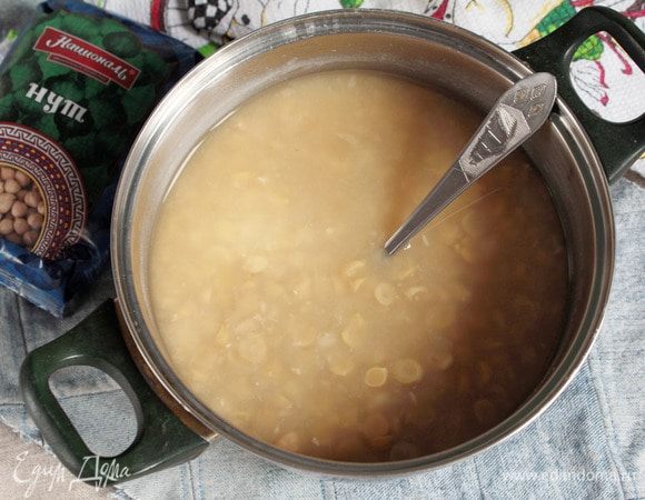 Очищенные горошины залить водой так, чтобы она покрывала нут примерно на 1 см. Сварить нут до полной готовности, чтобы таял во рту.<br />
 