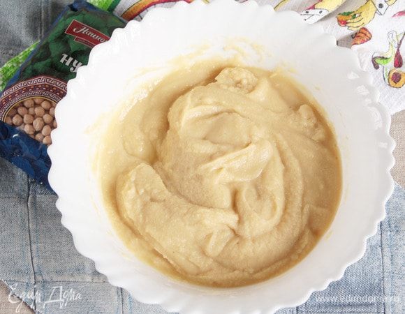Готовый нут, не сливая отвар, пюрировать блендером. Полученное пюре протереть через сито. Как творог, откинуть на трикотажную плотную ткань и отжать.