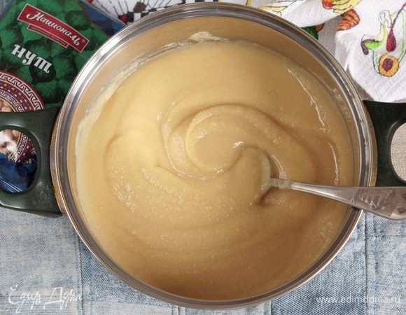 Вернуть отжатый нут в кастрюлю, добавить сахарный песок (200 г), ванилин (1 г) или любой другой ароматизатор по желанию. Варить до густоты, постоянно помешивая.