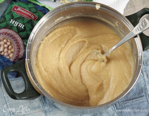 Готовый крем, проведя ложкой или лопаткой по дну, должен медленно возвращается назад. Крем остудить под крышкой, чтобы не покрывался корочкой. В остывший крем можно добавить желаемые красители.