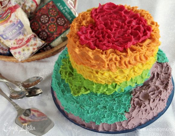 Чтобы верхний ярус не продавил нижний, в нижний необходимо вставить 3–4 трубочки для коктейля по высоте нижнего яруса и потом уже аккуратно установить верхний ярус и украсить, как захочет фантазия. У нас радуга, несмотря на тучи, ветер и холод;) Торт «Крупинка» из продукции ТМ «Националь» готов.