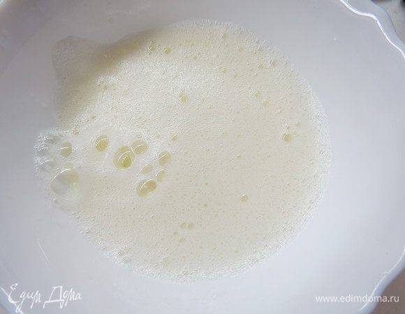 Готовим ванильный корж. Белки отделить от желтков. Взбить белки в крепкую пену.