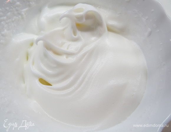 Постепенно добавить 2 ст. л. сахара и взбить белки до глянцевых устойчивых пик.
