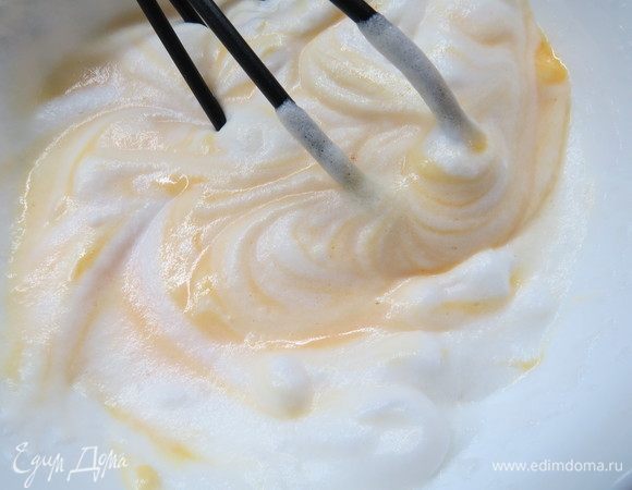 Ввести в белки 2 желтка, аккуратно перемешать венчиком.