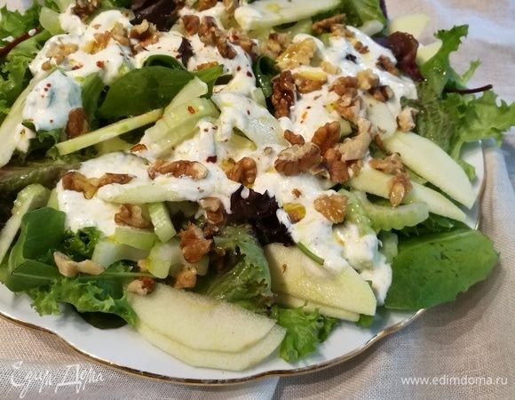 Полить сметанным соусом, посыпать грецкими орехами.