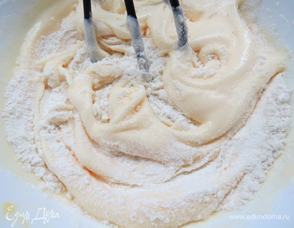 Просеять муку, аккуратно вымесить тесто, стараясь не нарушать его воздушность. Дно разъемной формы диаметром 20 см застелить пергаментной бумагой, бока формы ничем смазывать не нужно. Выпекать в разогретой до 180°C духовке до готовности бисквита (проверить бисквит на готовность деревянной шпажкой, она должна быть сухой). У меня выпекался минут 20.