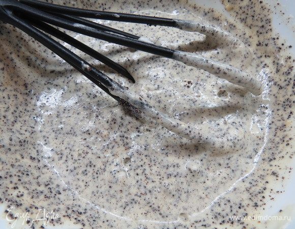 По такому же принципу готовим маковые бисквиты. Мак предварительно смолоть в блендере. 6 белков взбить в крепкую пену, в несколько приемов добавить 6 ст. л. сахара и взбить до глянцевых устойчивых пиков. Осторожно венчиком ввести 6 желтков по одному и 6 ст. л. муки, затем аккуратно подмешать 80 г мака.