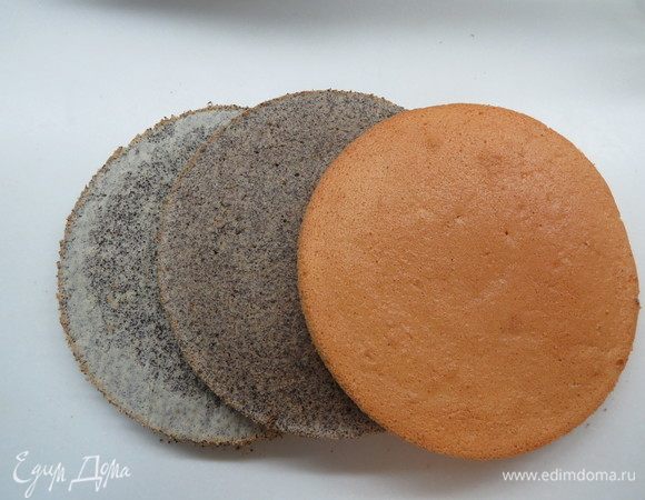 Выпекать маковые коржи в разогретой до 180°C духовке (диаметр формы — 20 см). Если у вас есть две формы нужного диаметра, можно разделить тесто пополам и выпечь одновременно, примерное время выпекания — минут 30. Если форма одна, можно выпечь тесто целиком, а затем разрезать на 2 коржа, при этом время выпекания увеличится на 10–15 минут. Готовность коржей проверяем деревянной шпажкой, она должна быть абсолютно сухой. Коржи получаются очень мягкими и пушистыми.