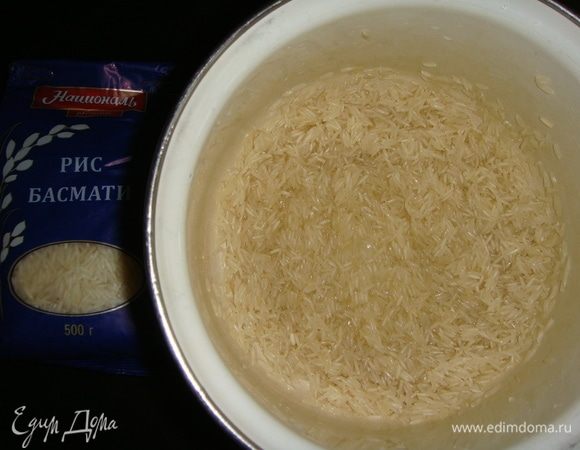 Рис басмати ТМ «Националь» промываем, пока вода не станет прозрачной. Влить 200 мл молока и варить на медленном огне, постоянно помешивая.