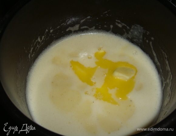 В сотейник влить 10% сливки, добавить желтки и сливочное масло. Варить до легкого загустения, постоянно помешивая. Остудить до теплого состояния.