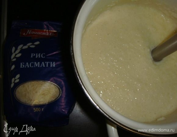 К рису добавить уваренную массу из сливок и пробить блендером.