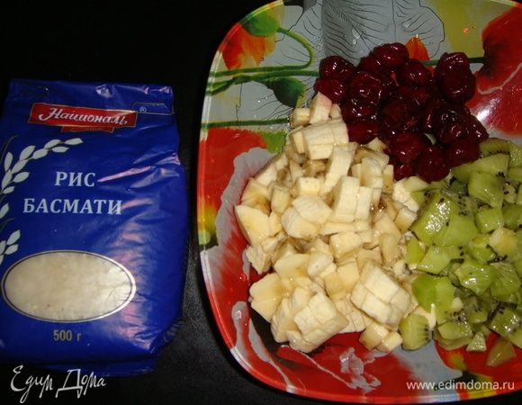 Бананы и киви почистить и нарезать небольшими кубиками. Из вишни удалить косточки.