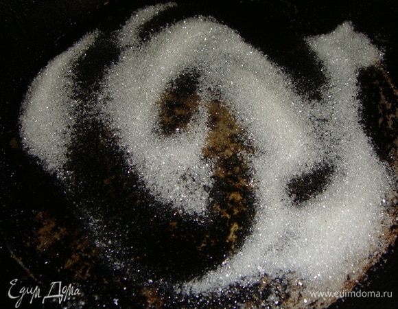 В сковороду всыпать сахар и растопить его. Добавить сливочное масло и быстро перемешать.