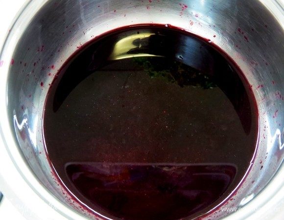 Готовим прослойки из черничного желе. Черничное желе помещаем в сотейник, добавляем сахар, нагреваем пюре до растворения сахара, не забывая помешивать.