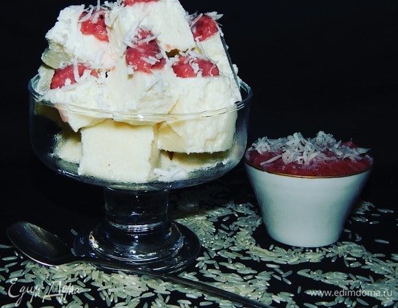 Десерт режем кубиками и подаем с фруктовым пюре. Приятного аппетита!