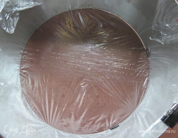 В горячее пюре влить распущенный желатин, перемешать. Полученную массу разделить на две равные части. Вылить одну часть желе в силиконовую форму диаметром 20 см (либо в тортовое кольцо), дно кольца застелить пищевой пленкой. Поставить желе в морозилку до полного застывания, с замороженным желе торт собирать гораздо удобнее. Затем аналогичным образом поступить со второй частью желейной массы. Если за время застывания первой части, оставшаяся масса схватилась, можно немного подогреть ее в микроволновке до жидкого состояния.