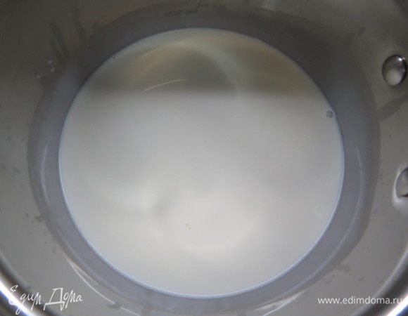 Сырный крем-мусс готовим непосредственно перед сборкой. Сливочный сыр должен быть комнатной температуры, поэтому достаньте его заранее из холодильника. Если забыли — не беда, можно опустить упаковку в емкость с горячей водой минут на 10 (упаковка должна быть герметичной, конечно же). Сначала варим для мусса основу — классический заварной крем. Молоко нагреваем, но не кипятим.