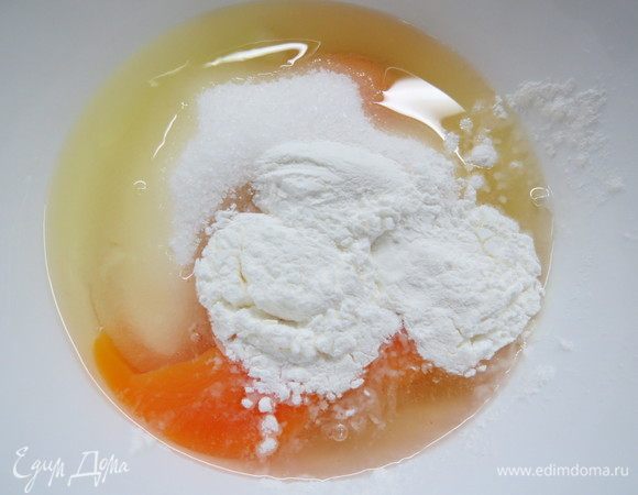Яйца смешиваем с сахаром и крахмалом.