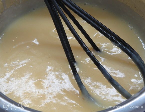 Помешивая, вливаем молоко, ставим вариться на маленький огонь. Постоянно помешивая, варим до загустения. Снимаем с огня, чуть остужаем.