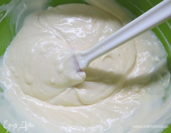 Желатин замачиваем в холодной воде, затем распускаем на водяной бане или в микроволновке. Я делаю это в СВЧ-печи в режиме 650 Вт ровно 10 секунд. Перемешиваем желатиновую массу и процеживаем через мелкое ситечко в заварной крем. Дать крему остыть до комнатной температуры и ввести сливочный сыр, аккуратно вымесить лопаткой.