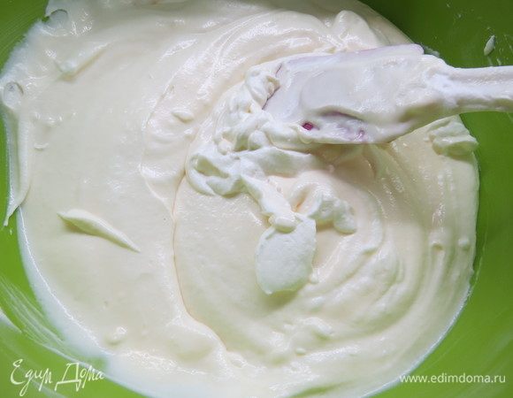 Сливки взбить до мягких пиков и ввести в основной мусс. Взбитые сливки следует вводить только в остывший крем, иначе может быть расслоение. Мусс готов, можно попробовать его на сладость. Если любите послаще, можно добавить сахарной пудры по вкусу.