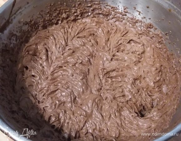 Через 2 часа крем окончательно остыл и даже успел застыть. А нам остается влить ликер и взбить крем до посветления и воздушной консистенции. Долго взбивать не стоит, крем может расслоиться.