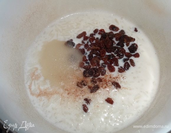 В кастрюлю налить молоко, положить рис, всыпать сахар, ванилин, корицу, изюм, перемешать, довести до кипения.