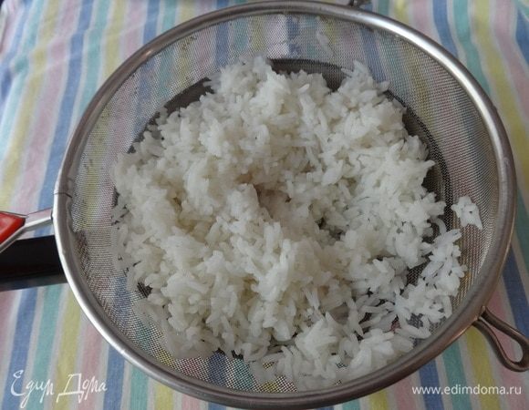 Откинуть рис на дуршлаг.