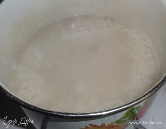 Рис ТМ «Националь» промыть под проточной водой. В кастрюлю налить холодной воды, положить рис, довести до кипения и варить до полуготовности.