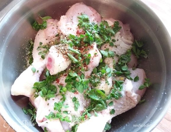 Для начала нужно замариновать курицу. Соединить в миске соль, перец свежемолотый, хлопья чили и орегано. Сейчас в сезон есть и свежий, но подойдет и сухой орегано. Втереть смесь в курицу (у меня ножки) и оставить на 1 час мариноваться (можно и на дольше).
