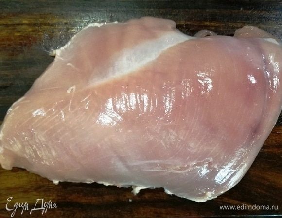 Возьмем грудку индейки.