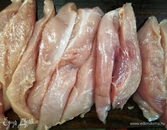 Нарезаем полосками одинаковой толщины.