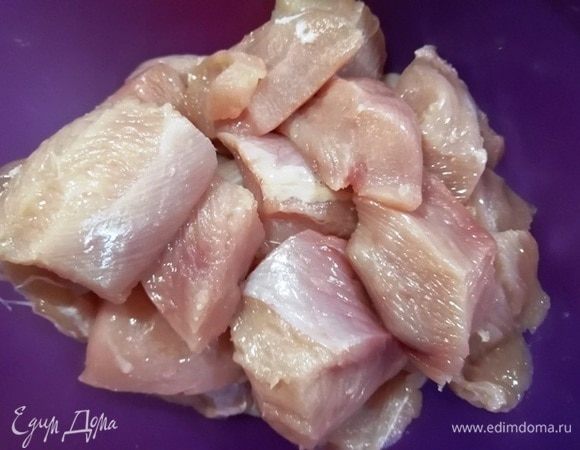 Затем нарезаем полоски кубиком.