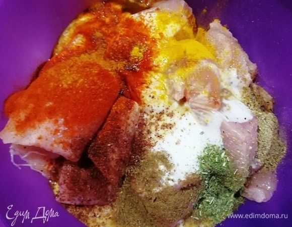 Укладываем индейку в миску для маринования. Высыпаем все подготовленные специи и заливаем кефиром.