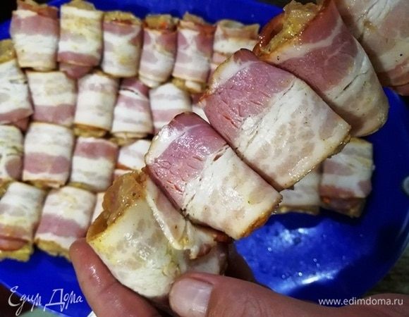 Торжественная часть. Я ее доверяю супругу. Насаживаем шашлык на шпажки.