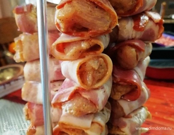 Устанавливаем шпажки в электрошашлычницу.