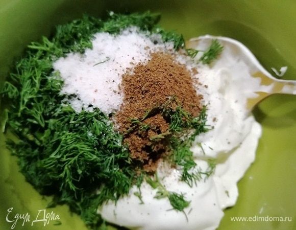 Пока шашлык жарится, сделаем сметанный соус.