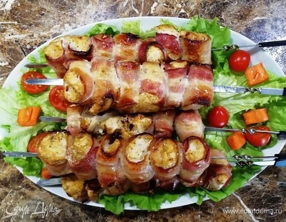 Сочный ароматный шашлык готов. Можно подать его на шпажках.