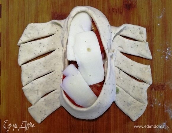 Верхушки заготовок оборачиваем вокруг начинки.