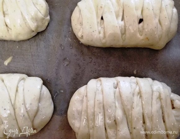 Заготовки пиццы выкладываем на противень, смазываем желтком.