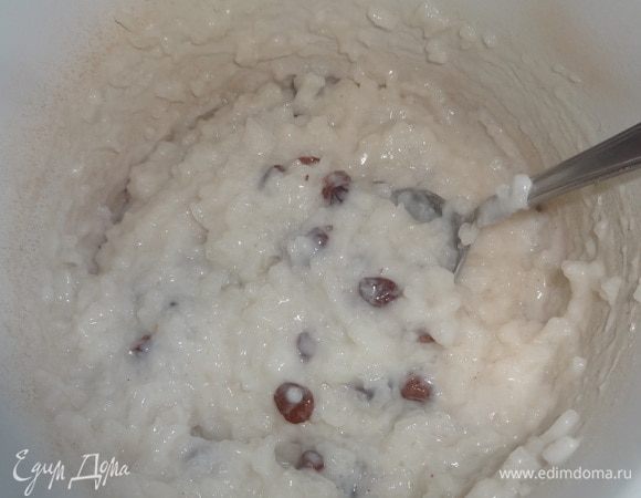 Варить рисовую кашу на медленном огне до полного разваривания риса. Готовую кашу остудить до комнатной температуры.