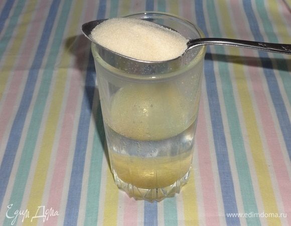 В стакан налить 180 мл горячей воды (60–80°C) и всыпать желатин, перемешать. Дождаться полного растворения желатина. Остудить до комнатной температуры.