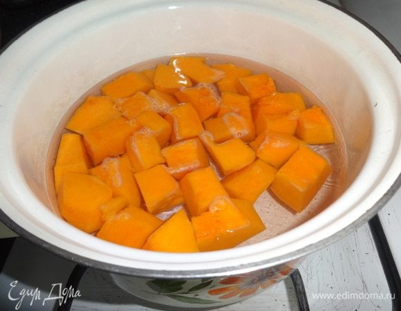 Тыкву нарезать на небольшие кусочки и отварить до готовности. Откинуть тыкву на дуршлаг, чтобы полностью стекла вода, дать ей остыть. Можно слегка надавить на тыкву, чтобы вся вода ушла.