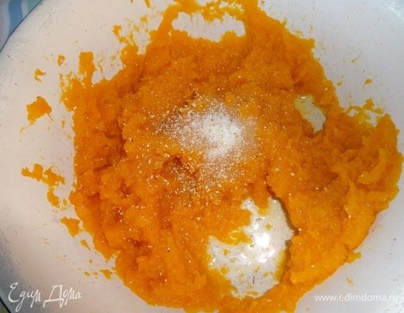В тыквенное пюре положить сахар, натереть мускатный орех, перемешать.